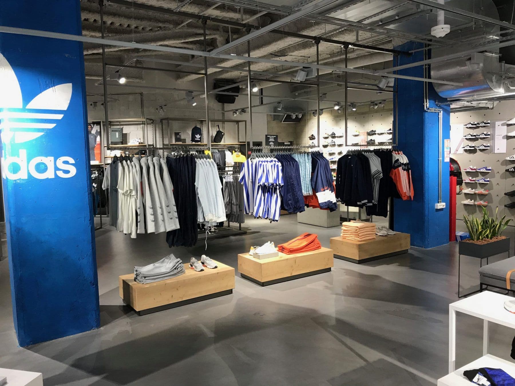 adidas übertrifft Erwartungen: Ein starkes Jahr 2024